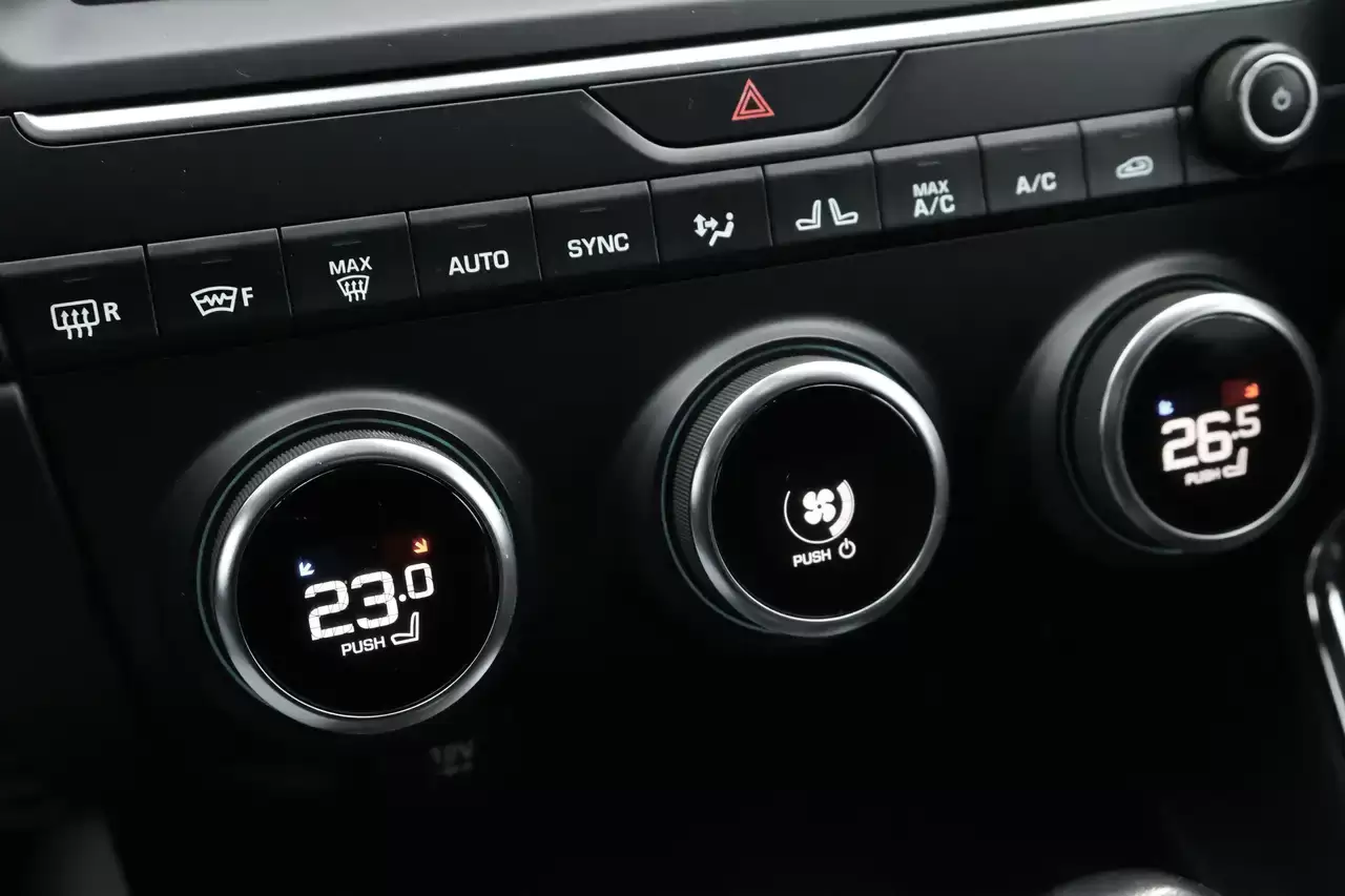 Jaguar E-Pace E-Pace 2.0 D AWD R-Dynamic BTW* Pano ACC Navi 12M*