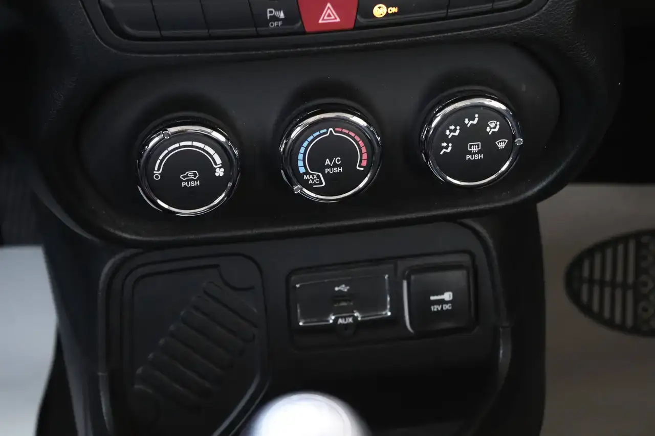 Jeep Renegade Renegade 1.6i E.torQ 4×2 Longitude Navi CruiseC Garantie*