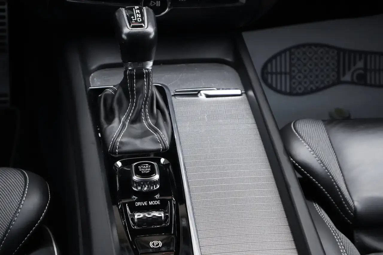 Volvo V60 2.0 D3 R-Design Geartronic CruiseC Keyless Garantie*