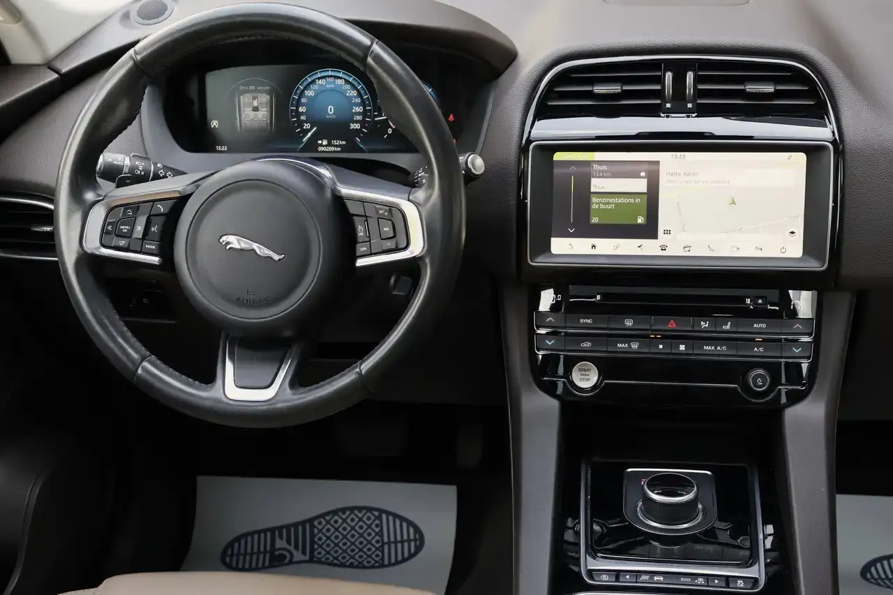 Jaguar F-Pace F-Pace 2.0 D AWD Pano CruiseC CarPlay MERIDIAN Garantie*