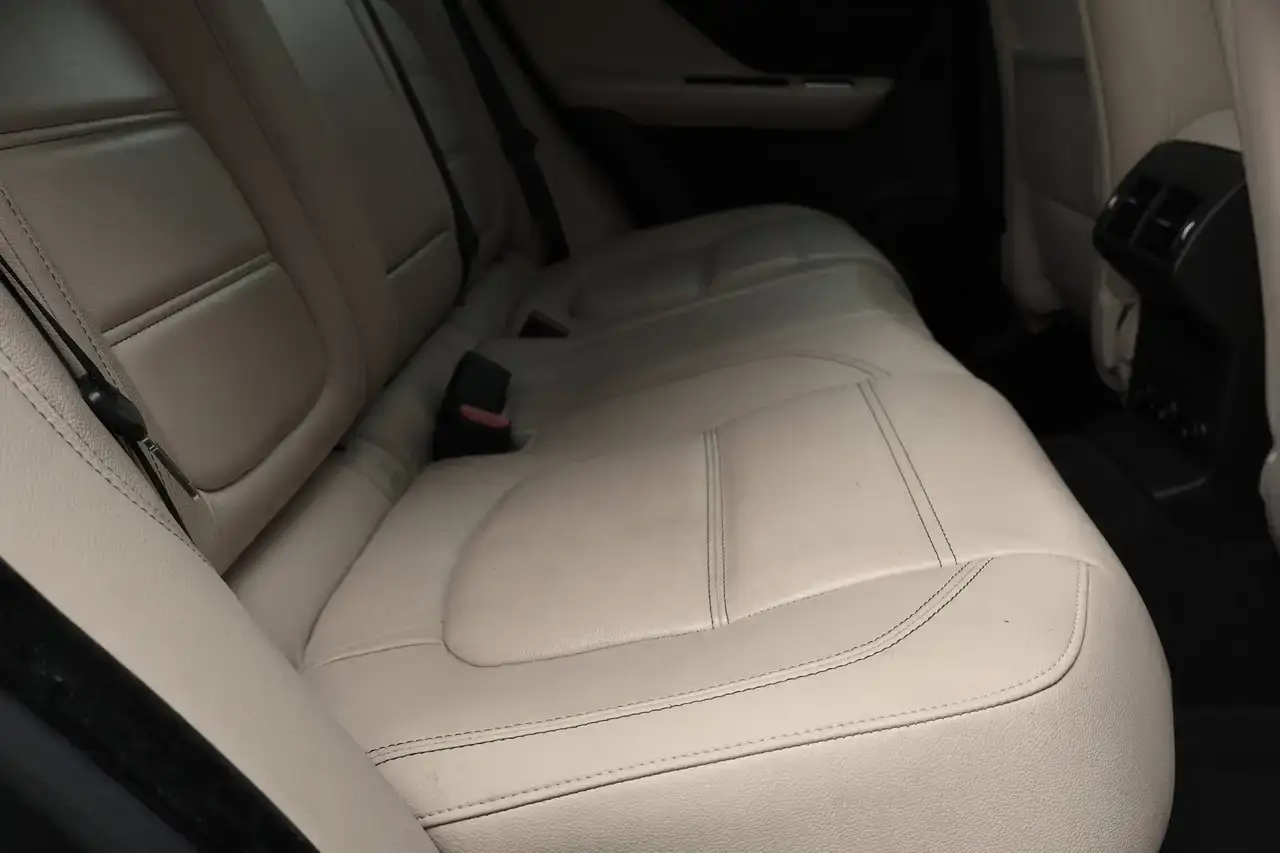 Jaguar F-Pace F-Pace 2.0 D AWD Pano CruiseC CarPlay MERIDIAN Garantie*