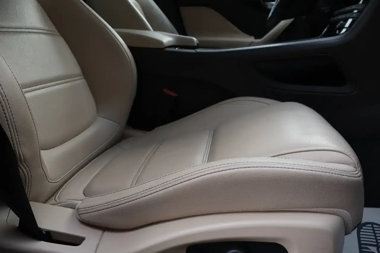 Jaguar F-Pace F-Pace 2.0 D AWD Pano CruiseC CarPlay MERIDIAN Garantie*