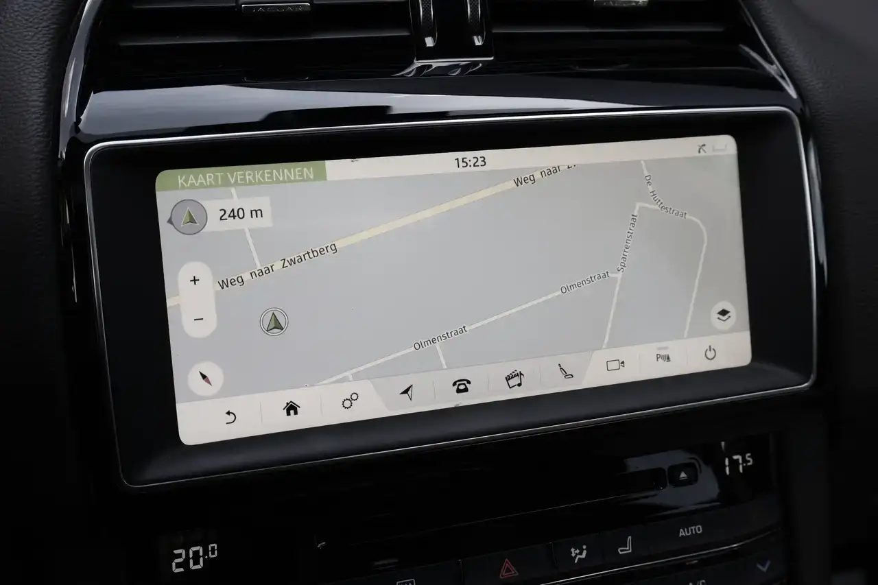 Jaguar F-Pace F-Pace 2.0 D AWD Pano CruiseC CarPlay MERIDIAN Garantie*