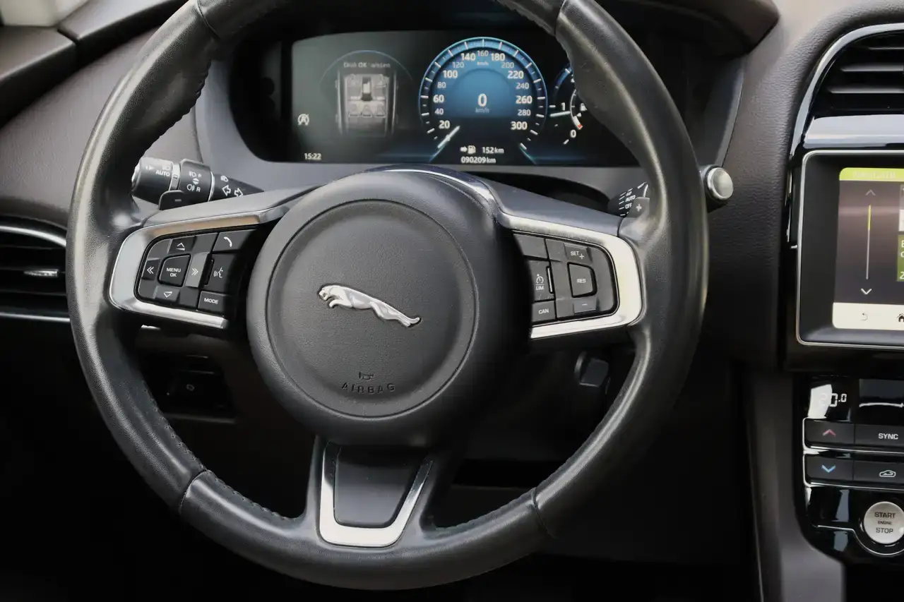 Jaguar F-Pace F-Pace 2.0 D AWD Pano CruiseC CarPlay MERIDIAN Garantie*