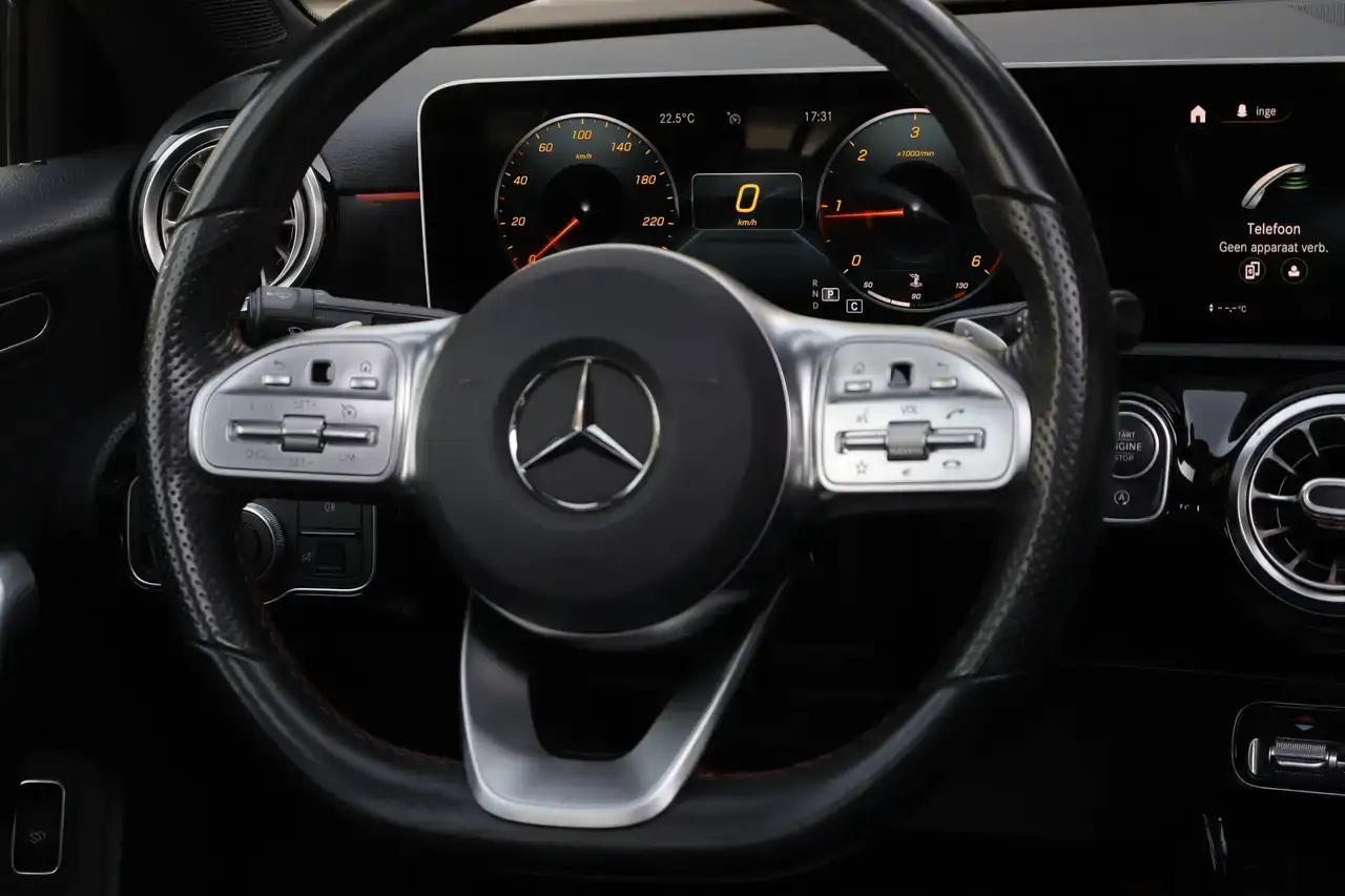 Mercedes-Benz A 180 A 180 d AMG Pakket Memory LED Ambiance PANO Garantie *